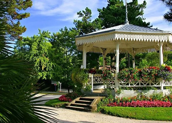 Vakantiehuis Maison Familiale A : 3 Chambres, Jardin Sous Les Pins, Wifi Fibre, Proche Et Centre - Fr-1-420-145 *